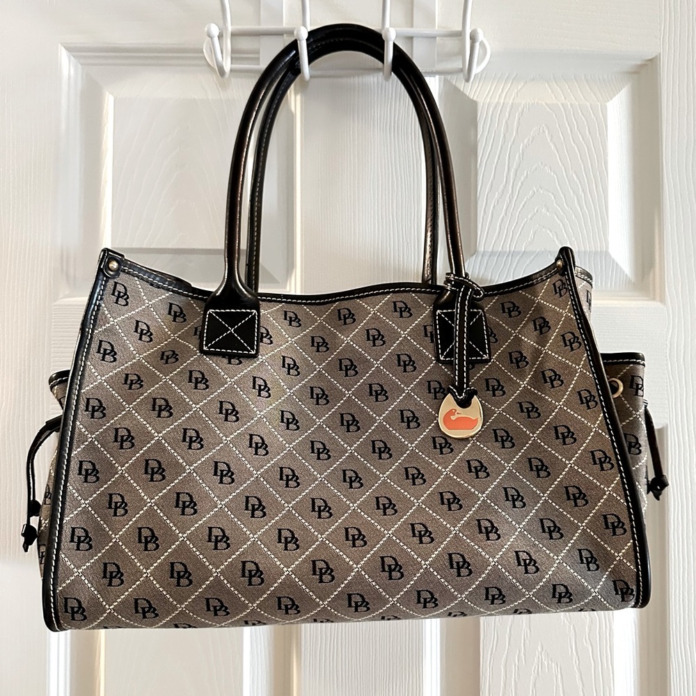 💝 Dooney & Bourke Gorgeous Bag. Beautiful monogram in brand new condition 💝